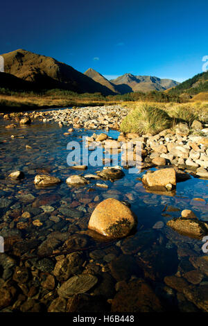 Der Sattel und der Forcan Grat über dem Fluß Shiel und Glen Shiel, Kintail, Skye & Lochalsh, Highland Stockfoto