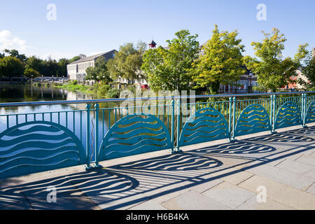 Einfach reich verzierten Stadtarchitektur bietet Sicherheitsbarriere über eine befahrbare Brücke des Flusses Avon in Chippenham UK Stockfoto