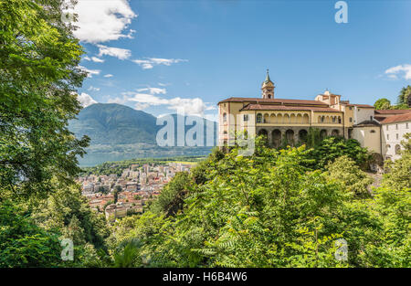 Blick von der Santuario della Madonna del Sasso in Locarno und Lago Maggiore, Tessin, Schweiz Stockfoto