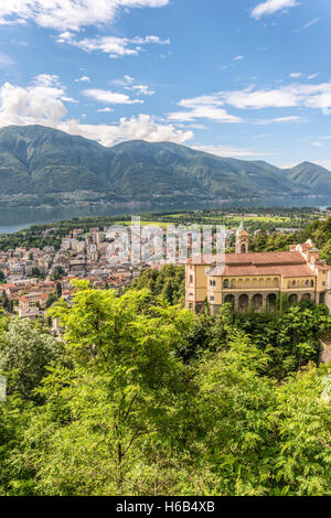 Blick von der Santuario della Madonna del Sasso in Locarno und Lago Maggiore, Tessin, Schweiz Stockfoto