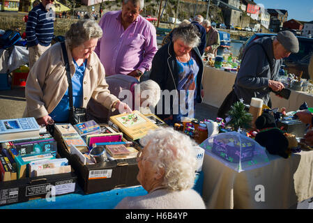 Käufer finden Schnäppchen auf einem Charity Fundraising stall in Mevagissey Dorf Cornwall UK Stockfoto