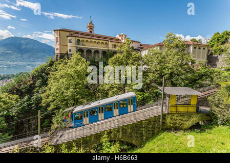 Standseilbahn zum Santuario della Madonna del Sasso in Locarno, Tessin, Schweiz Stockfoto