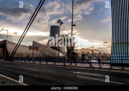 Guggenheim Museum, Bilbao, Spanien. Schuss von La Salve Brücke über Fluss Nervion Stockfoto