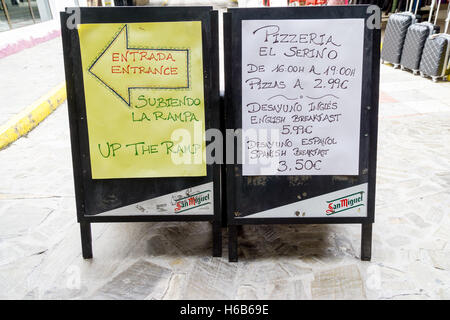 Zwei Bi-Lingual hand geschriebene Zeichen in Spanisch und Englisch Stockfoto