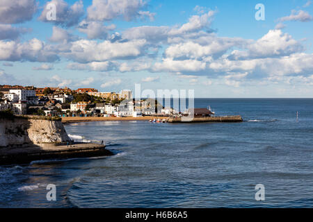 Broadstairs Strand, Hafen, die Stadt im Hintergrund und Bleak House auf der Landzunge, Kent, UK Stockfoto