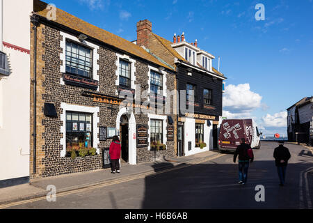 Eine Frau liest das Menü von Zahnstein Fregatte, ein Pub und Restaurant im Hafen Straße, Broadstairs, Kent, UK Stockfoto