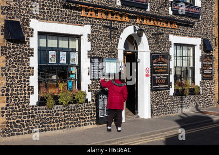 Eine Frau liest das Menü von Zahnstein Fregatte, ein Pub und Restaurant im Hafen Straße, Broadstairs, Kent, UK Stockfoto