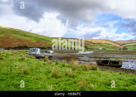 Isle Of Skye Schottland Landschaft. Drei alte verlassene Holzboot Wracks an der Küste Loch Harport Stockfoto