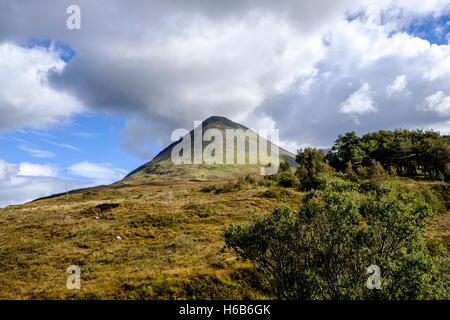 Blick über die schöne Landschaft der Insel Skye, Schottland, die Sonne scheint auf die konische Form des Glamaig die Red Hills Stockfoto