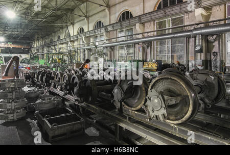 Rad Shop Fahrzeug Reparaturstation. Viele alte Radsatz stehend auf der Schiene zu reparieren wird vorbereitet Stockfoto