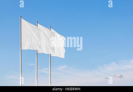 Drei weiße leere Flaggen wehten im Wind gegen bewölktem Himmel. Mock-up perfekt zu jedem Logo, Symbol oder Zeichen hinzufügen Stockfoto