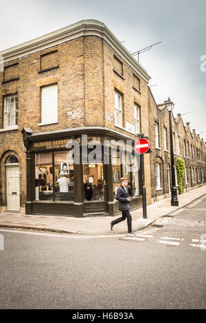 Ein Friseur laden an der Ecke der Roupell Street in Lambeth, London, SE1, UK. Stockfoto