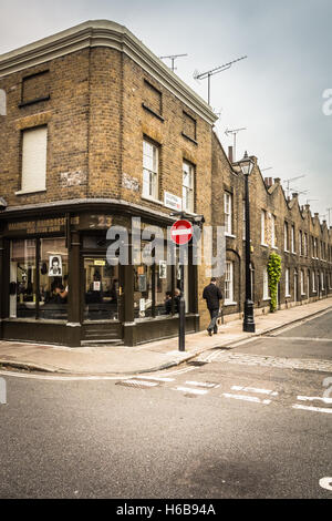 Ein Friseur laden an der Ecke der Roupell Street in Lambeth, London, SE1, UK. Stockfoto