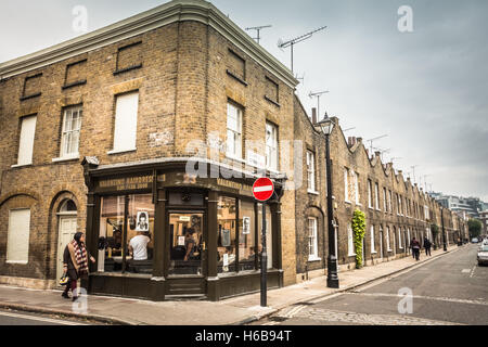 Ein Friseur laden an der Ecke der Roupell Street in Lambeth, London, SE1, UK. Stockfoto