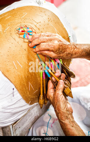 Hände der Handwerker Frau Klöppelspitzen Herstellung in Sambaqui im Santo Antonio de Lisboa District zu tun. Stockfoto