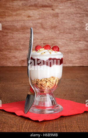 Himbeer-Vanille-Parfait mit Löffel Stockfoto