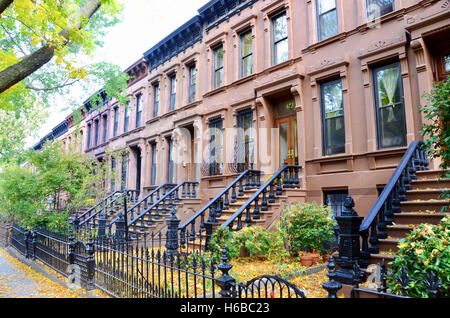 Traditionelle Sandsteinhaus im historischen Stadtteil Park Slope von Brooklyn, New York, USA Stockfoto