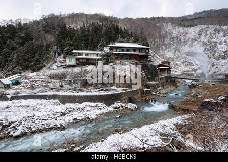 Nagano, Japan - 26. Dezember 2015: Korakukan in der Nähe von Snow Monkey Park, Yamanouchi, Japan Ryokan. Stockfoto