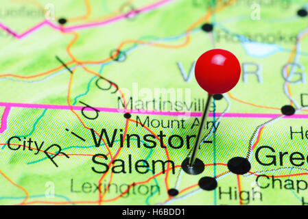 Winston-Salem angeheftet auf einer Karte von North Carolina, USA Stockfoto