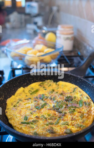 Omelette mit Spargel in Pfanne Stockfoto