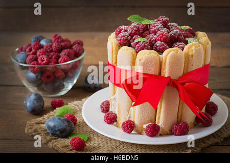 Kuchen Sie "Charlotte"-mit Himbeeren und Pflaumen. Stockfoto