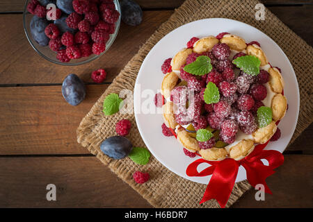 Kuchen Sie "Charlotte"-mit Himbeeren und Pflaumen. Ansicht von oben Stockfoto