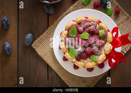 Kuchen Sie "Charlotte"-mit Himbeeren und Pflaumen. Ansicht von oben Stockfoto