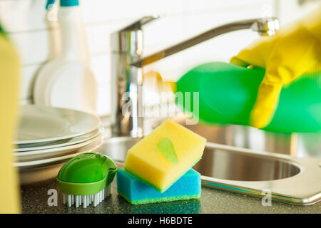 Spülmittel auf Schwamm waschen Küchereinigung gießen Stockfoto