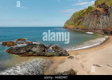 Sand- und Felsstrand in Agua de Pau, Azoren. Portugal. Horizontale Stockfoto