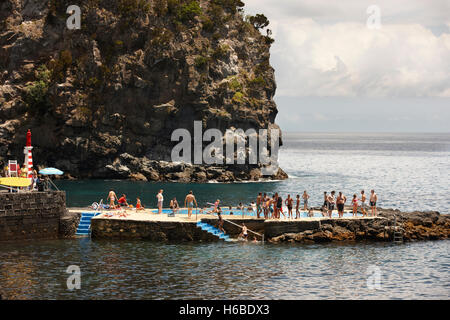 Pool im Atlantischen Ozean. Caloura. Sao Miguel. Azoren. Portugal. Horizontale Stockfoto