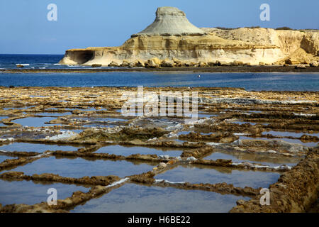 Eine friedliche Küsten-Badeort auf Gozo mit Salinen im Vordergrund Stockfoto