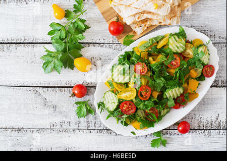 Mexikanisches Quesadilla Wrap mit Hähnchen, Mais und Paprika und frischen Salat. Ansicht von oben Stockfoto