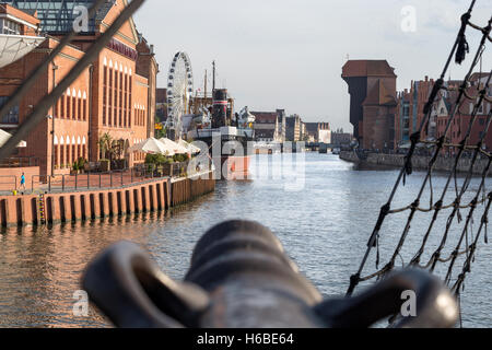 Waterfront mit 'The Crane' von Tourist Galleon, Motlawa River, Danzig, Polen Stockfoto