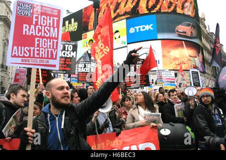 Antifaschistische Demonstranten auf einer Rallye durch die Londoner, stoppen am Piccadilly Circus zu protestieren gegen Britain First und die EDL, deren Mitglieder als Demonstration Zähler montiert. Stockfoto