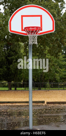 Neue Basketball-Pol, Hoop, Rückwand und Net an einem regnerischen Tag. Stockfoto