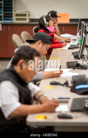 Asian Santa Ana, CA, Community College-Studenten der verschiedenen Altersgruppen Arbeit am Lernfähigkeiten center Computer-Monitore. Hinweis Hispanic Student im Hintergrund. Stockfoto