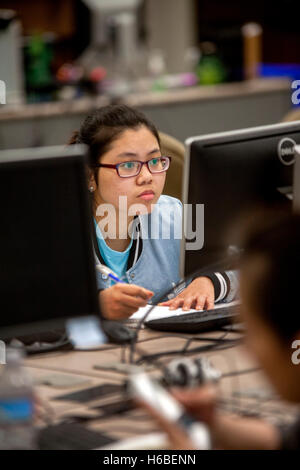 Ein Hispanic weibliche Santa Ana, CA, Community College-Student arbeitet bei einem Learning Skills center Computer-Monitor. Stockfoto