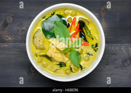 grünes Curry mit Huhn (Kang Keaw Wan Gai) auf hölzernen Hintergrund Draufsicht, thailändische Spezialitäten Stockfoto