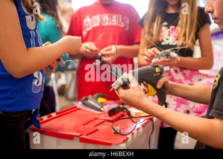 Begeisterte multirassische Grundschulkinder montieren Roboter wie ein Klassenprojekt in Mission Viejo, Kalifornien. Stockfoto