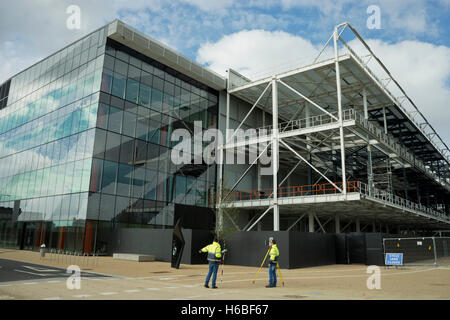 Landvermesser arbeiten durch neue Gebäudekomplex Gehäuse HereEast von der Queen Elizabeth Olympic Park in London, Vereinigtes Königreich. Stockfoto