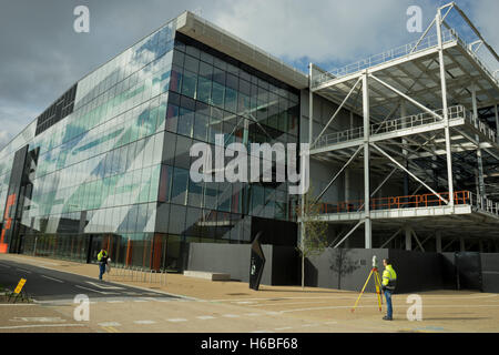 Landvermesser arbeiten durch neue Gebäudekomplex Gehäuse HereEast von der Queen Elizabeth Olympic Park in London, Vereinigtes Königreich. Stockfoto