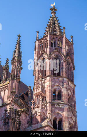 Reich verzierte sekundäre Turm am Freiburger Münster, Freiburg Im Breisgau, Deutschland Stockfoto