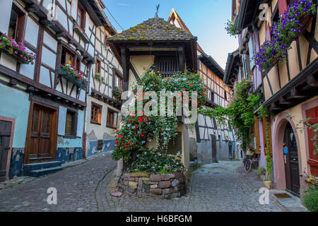 Rue des Remparts und solches Haus in Eguisheim, Elsass, Frankreich Stockfoto