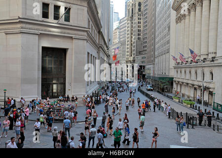 Touristen mischen sich außerhalb der New Yorker Börse Gebäude, Broad Street, Manhattan, New York, Vereinigte Staaten. Stockfoto