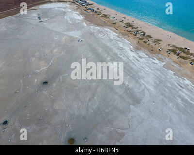 Draufsicht der Salzsee Schlamm Quellen. Äußere Ähnlichkeit mit Kratern. Schlamm-Heilquellen. Stockfoto