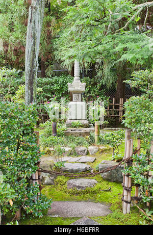 Grab von Samurai Minamoto Yorimasa aus Gründen der Byodo-in Tempel in Uji City in der Nähe von Kyoto, Japan Stockfoto