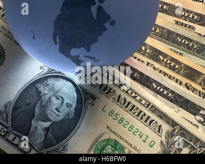 Globus mit Dollarnoten Stockfoto