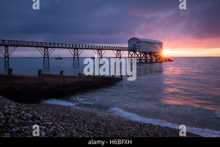 Sonnenaufgang über Selsey Bill Leuchtturm Stockfoto