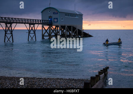 Die Fischer ihre Boote starten im Morgengrauen neben Selsey Rettungsboot Station. Stockfoto