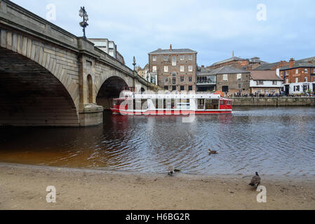 Cruise Boot Unterquerung der Brücke am Fluss Ouse in York, England. Stockfoto